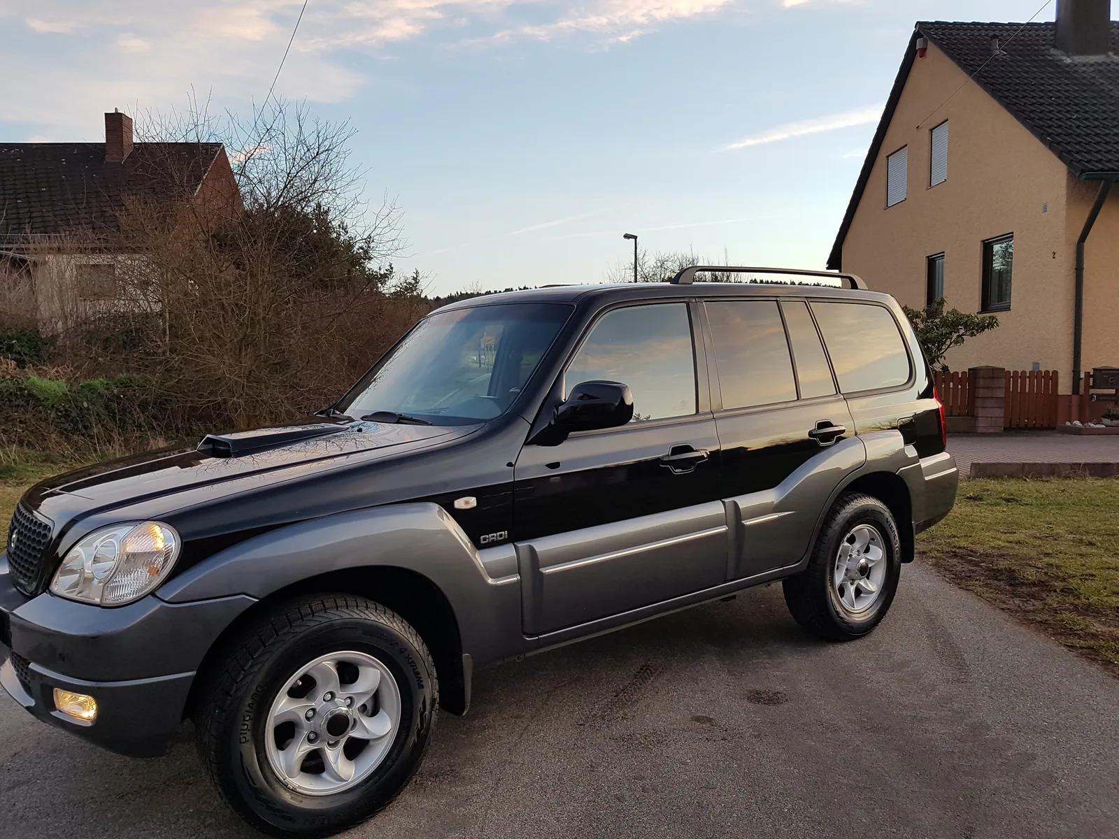 Originalaufnahme des gepflegten SUV in Seitenansicht